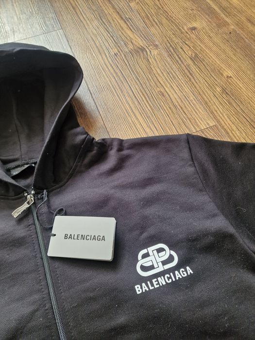 Страхотен мъжки суитчър Balensiaga размер S M L XL 2XL
BALENCIAGA 
Раз