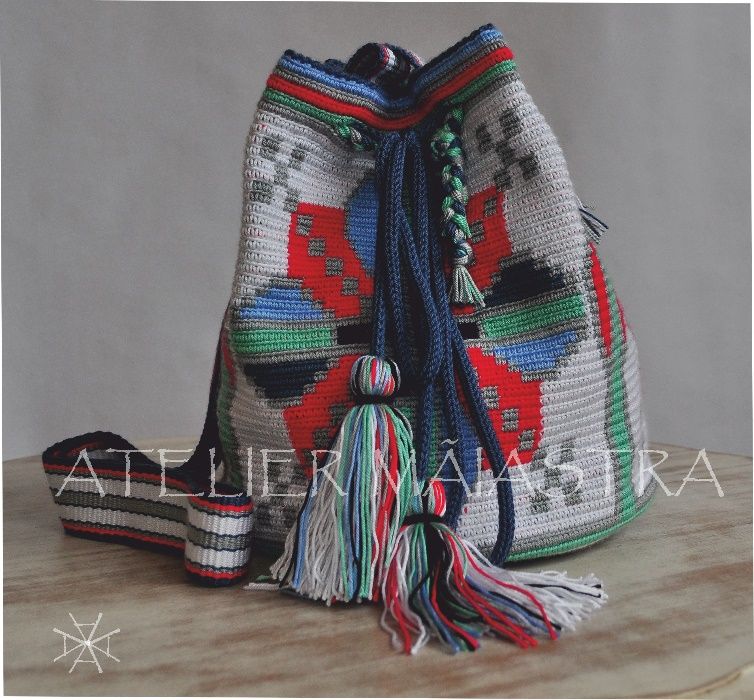 geanta crosetata, decorata cu motivul popular din Moldova miez de nuca