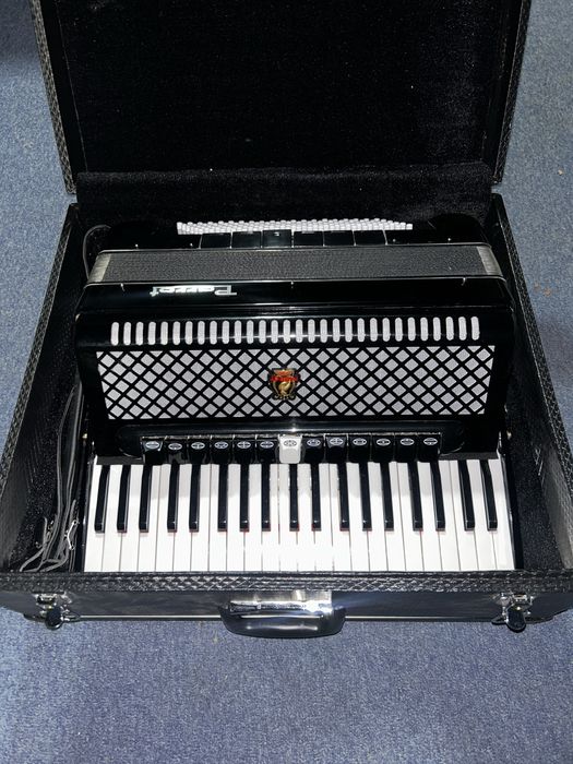 Vând Acordeon Parrot 120 de basi