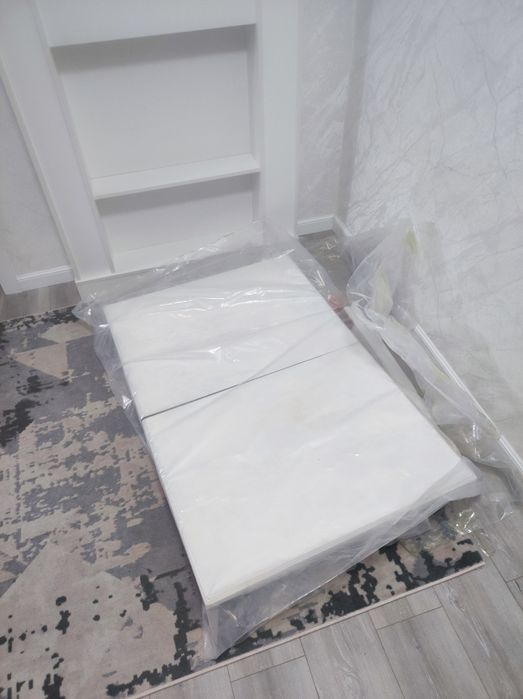 Разобранный белый стол, 1м 20см × 80см (за шоколадку)