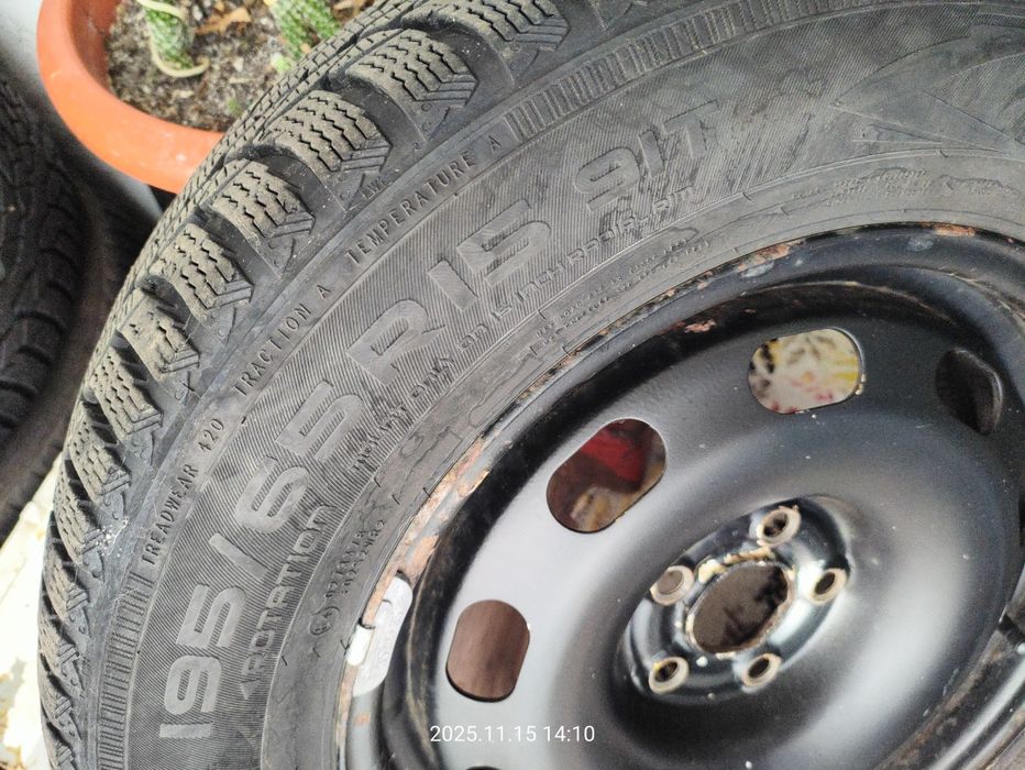 Vand 4 janteVw R15 cu anvelope iarna Nokian 195/65R15, Tg Jiu