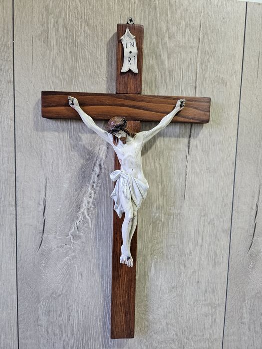 Crucifix din lemn natural ( inclusiv Iisus)