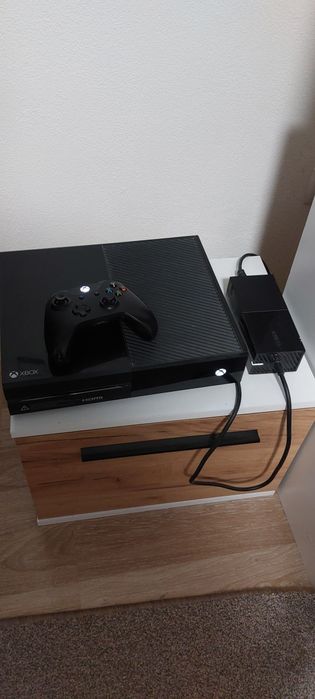 XBox One cu un controler și adapter HDMI