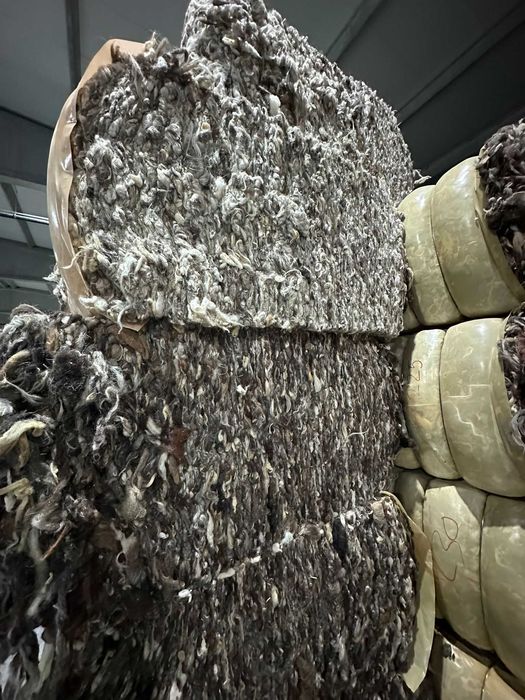 Lână gri / neagră naturală – ideală pentru felting, păpuși handmade