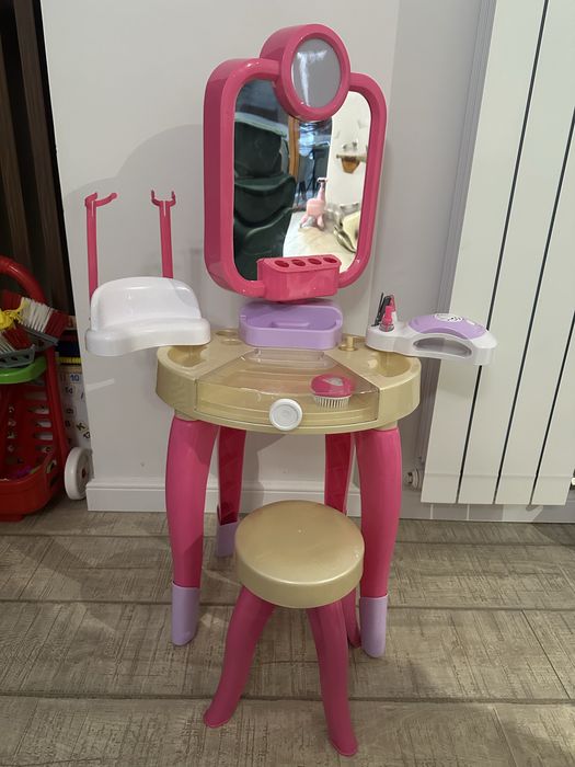 Jucarie Set masuta machiaj/infrunusetare Barbie