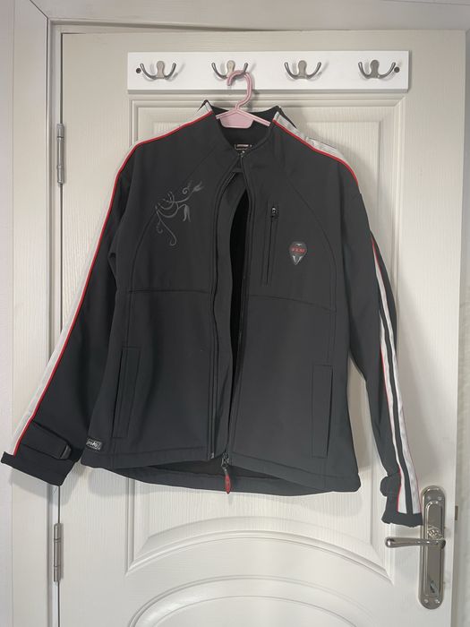 Дамско ветроустойчиво яке