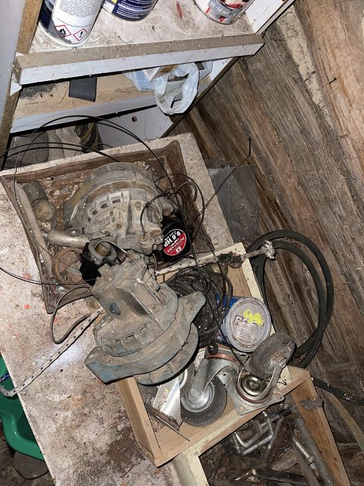 Vand  tot ce se vede in poze( cositoare, motosapa , cauciucuri etc)