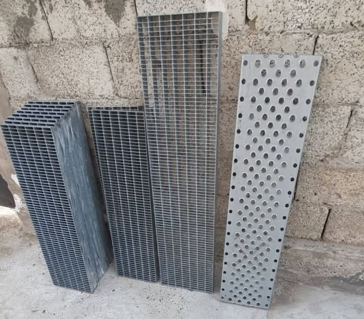 Vând trepte zincate metalice dacă va interesează sunaț la Nr de telefo