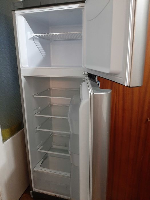 Хладилник с горна камера