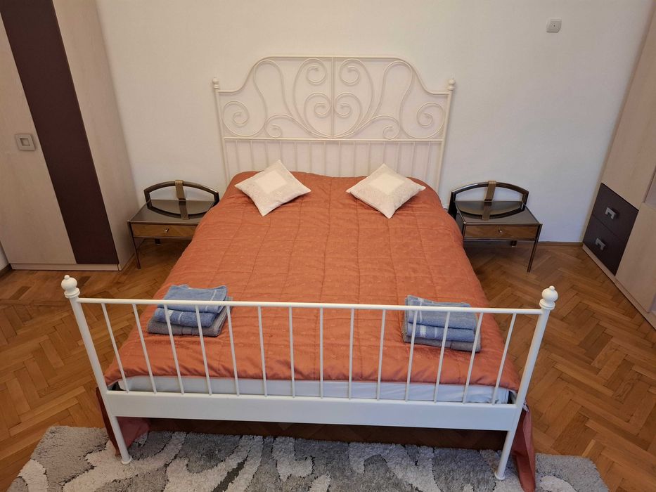 Pat metalic cu somiera Ikea alb si pat Mobexpert cu somiera 160x200cm