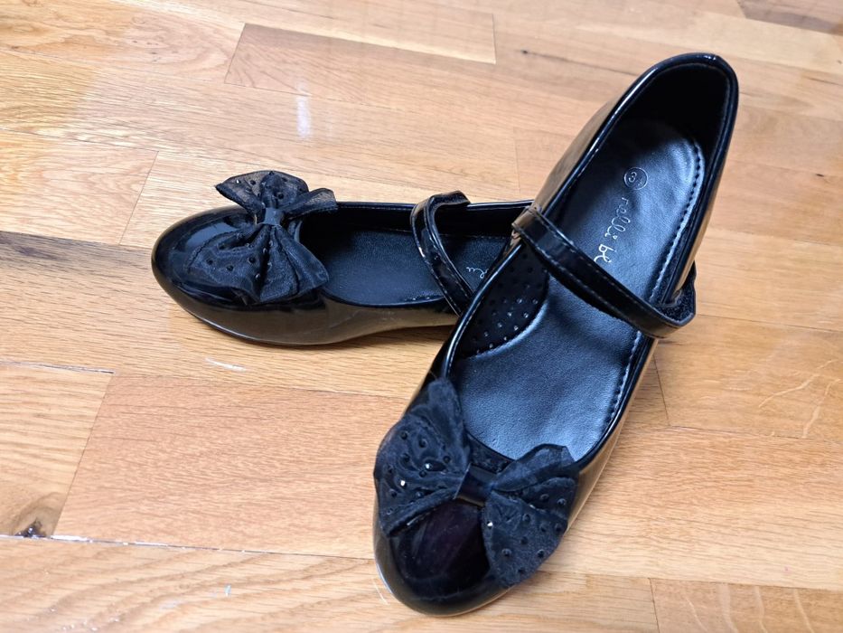 Pantofi negri lăcuiți