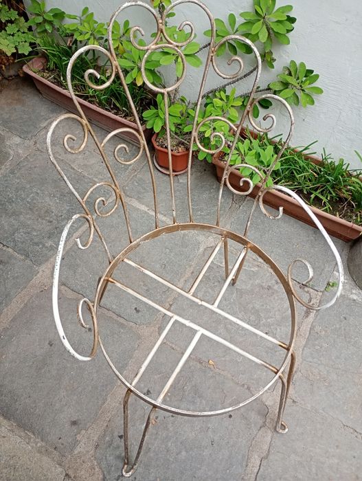 Градински стол от обло желязо