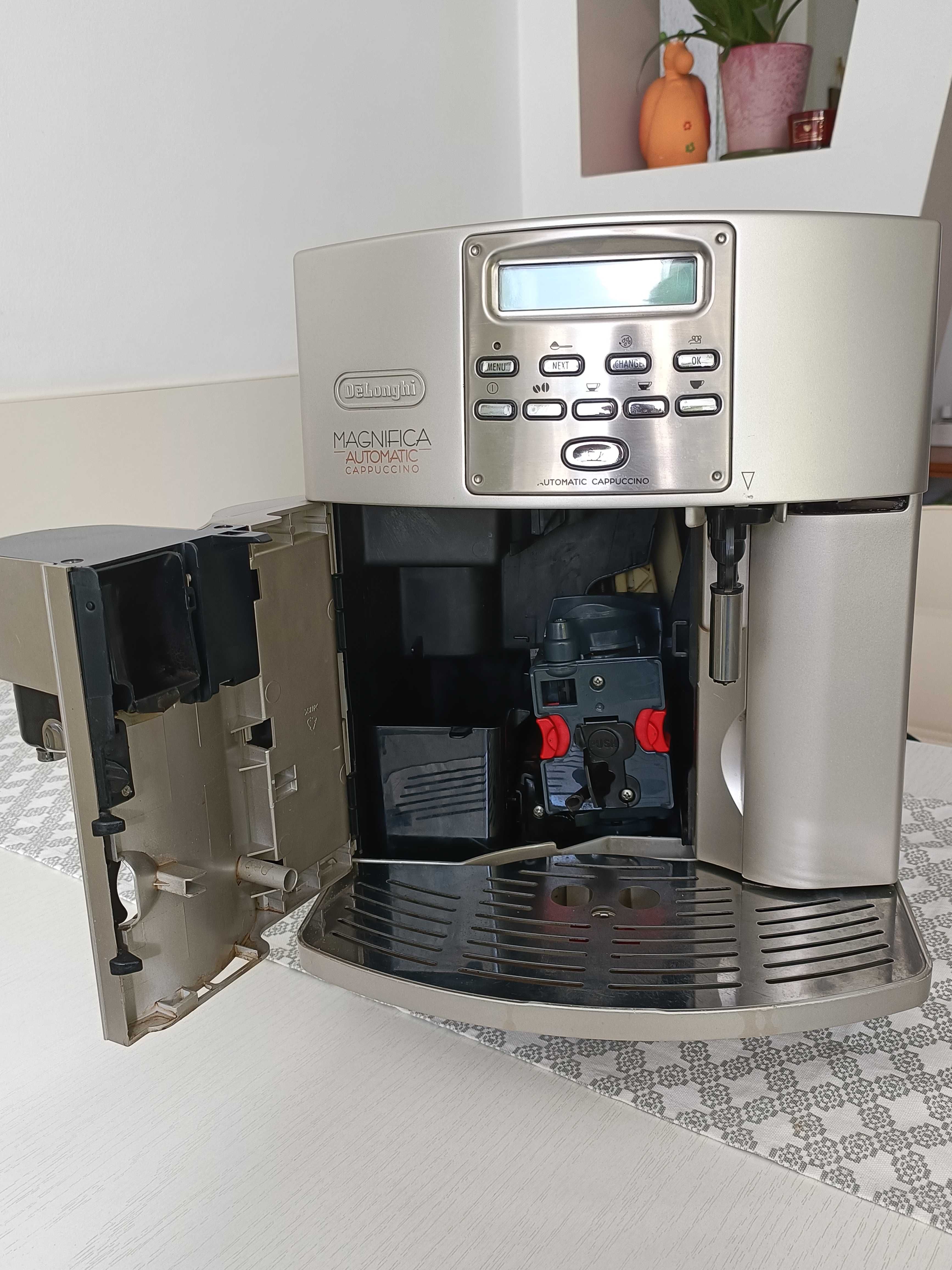 Expresor de cafea DeLonghi Magnifica