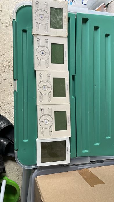 Vând 4 termostate