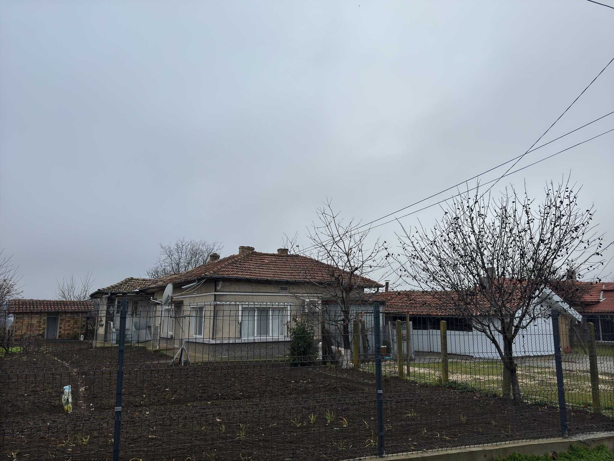 Продава се обзаведена къща - 290 кв.м. - двор 1040 кв.м.