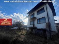 Масивна триетажна къща за продажба в Добринище