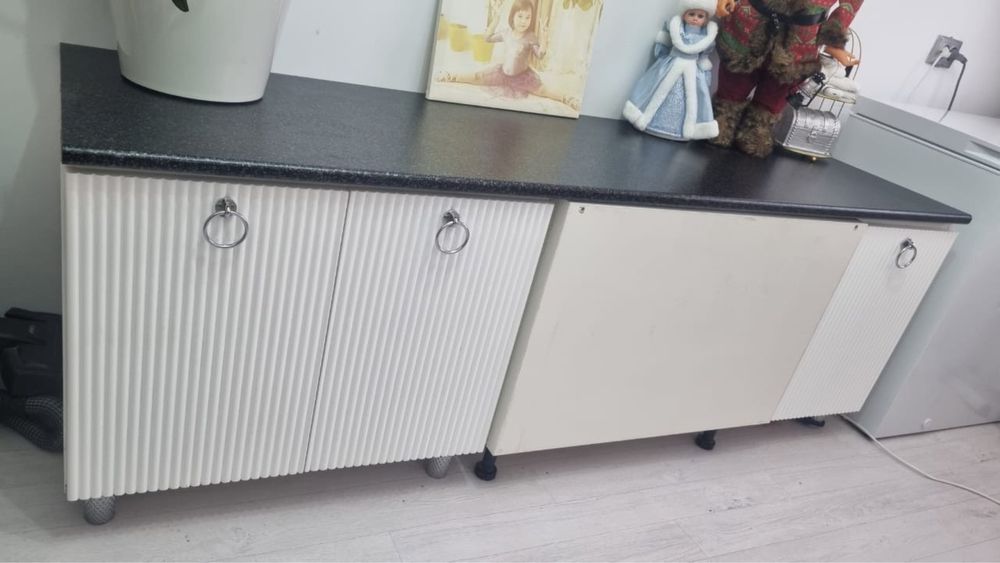 Продам стол 10 000 тг консоль 20 000 тенге