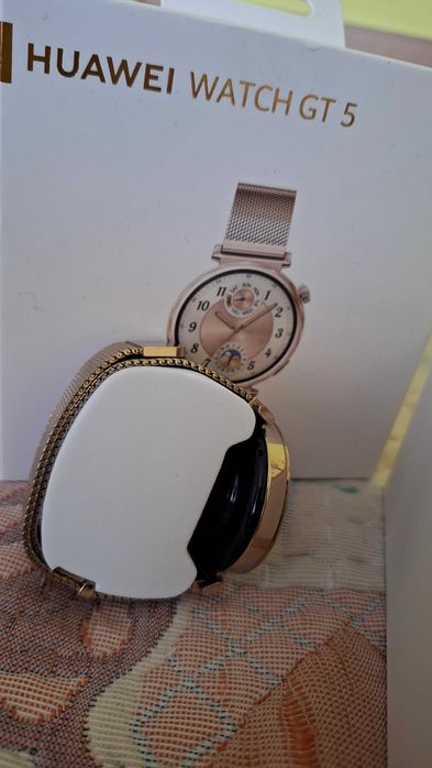 Смарт часовник Huawei Watch GT 5, 41mm, Pale Gold Stainless Steel Case