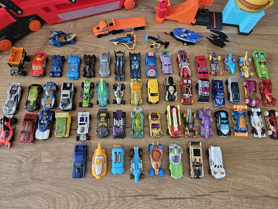 Комплект колички, автовоз и писта Hot Wheels