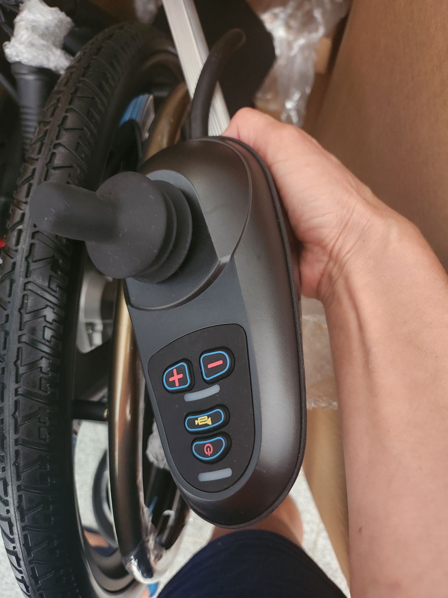 Vand carucior electric NOU pt persoane cu dizabilitati sau varstnici