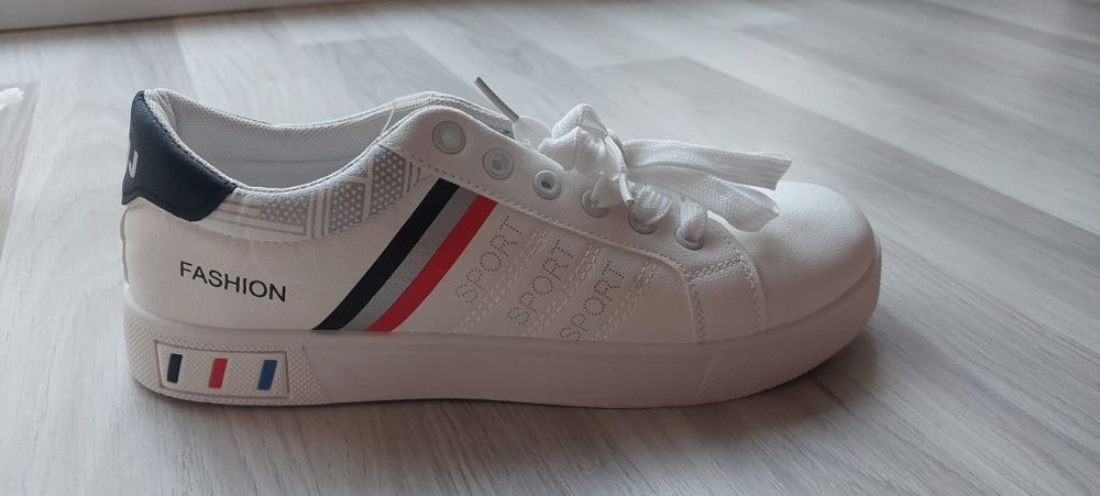 De vanzare adidași marime 43 pentru barbati