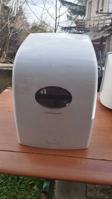 Диспенсъри за течен сапун , тоалетна хартия , кърпи за ръце и кух рола