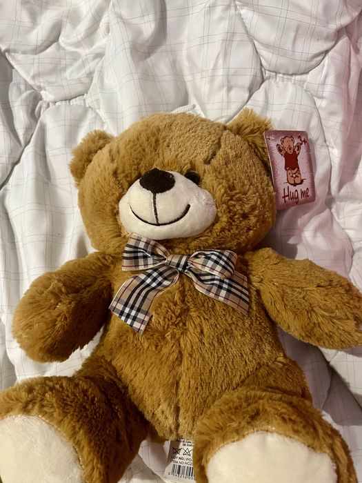 Ново плюшено мече с етикет и панделка