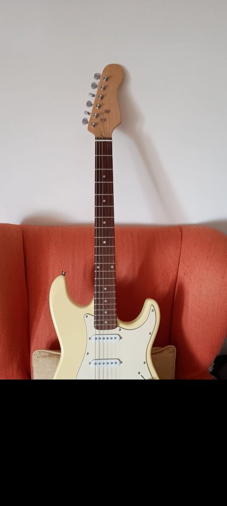 Chitară electrică ,copie Fender Stratocaster(in stare perfecta) cu Har