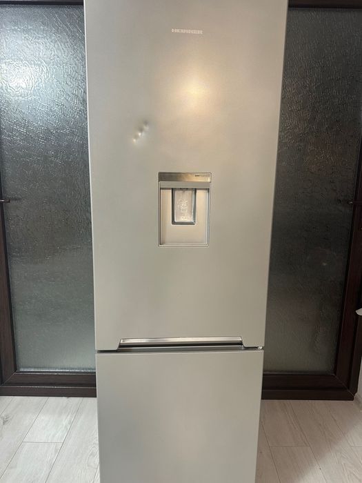 Vând frigider Heinner