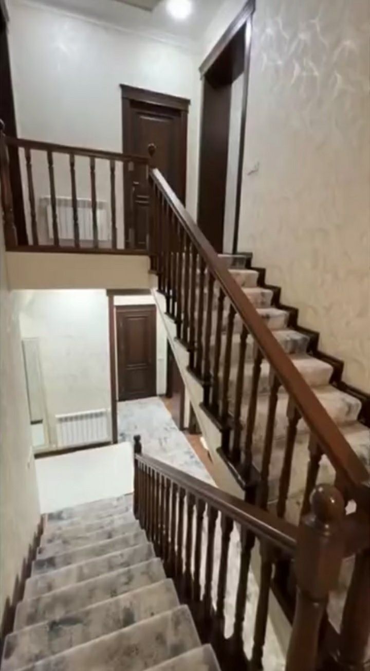 Далварзинда гўзал ҳолатдаги, 2 каватли+ мансарат ховли
Ҳовли уй сотила
