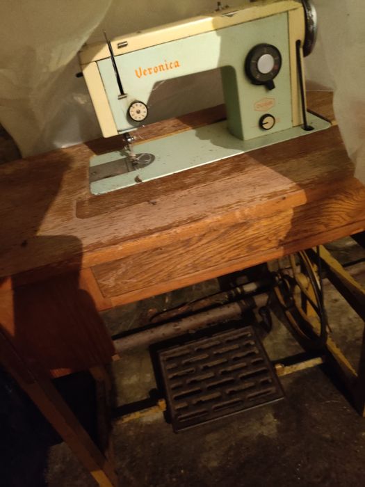 Vând mașina de cusut