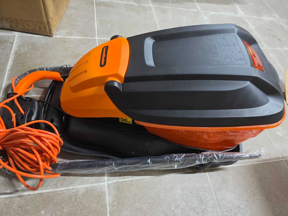Mașină de tuns iarba plutitoare LawnMaster 1800 W 36 cm cu colectare