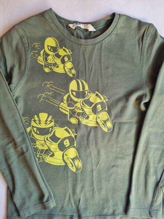 Зелена блуза с мотори H&M и блуза с качулка и къс ръкав Next, 122 см.