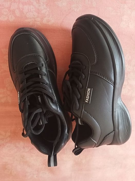 Нови дамски черни маратонки