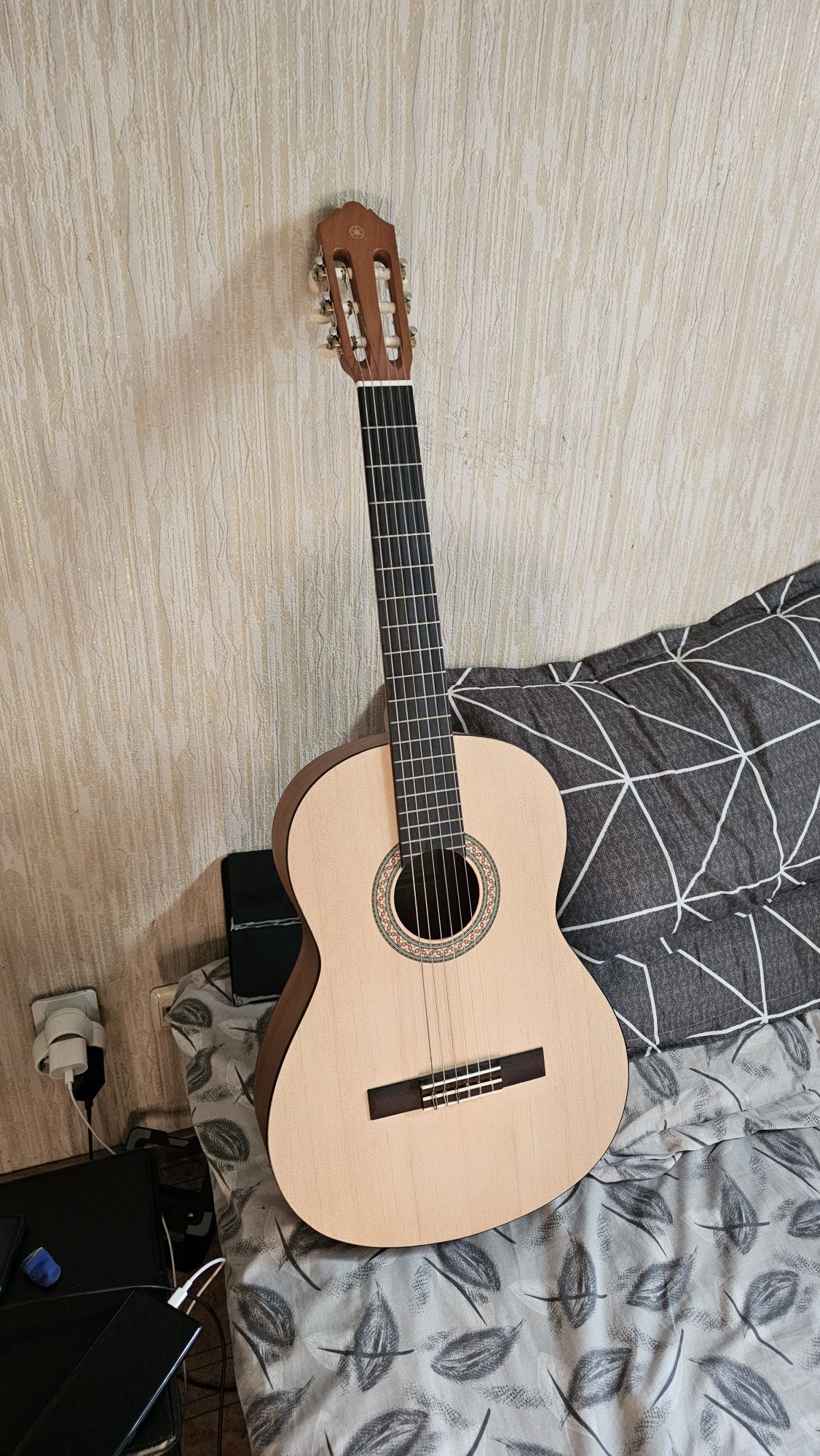 Продам акустическую гитару Yamaha c40m//02