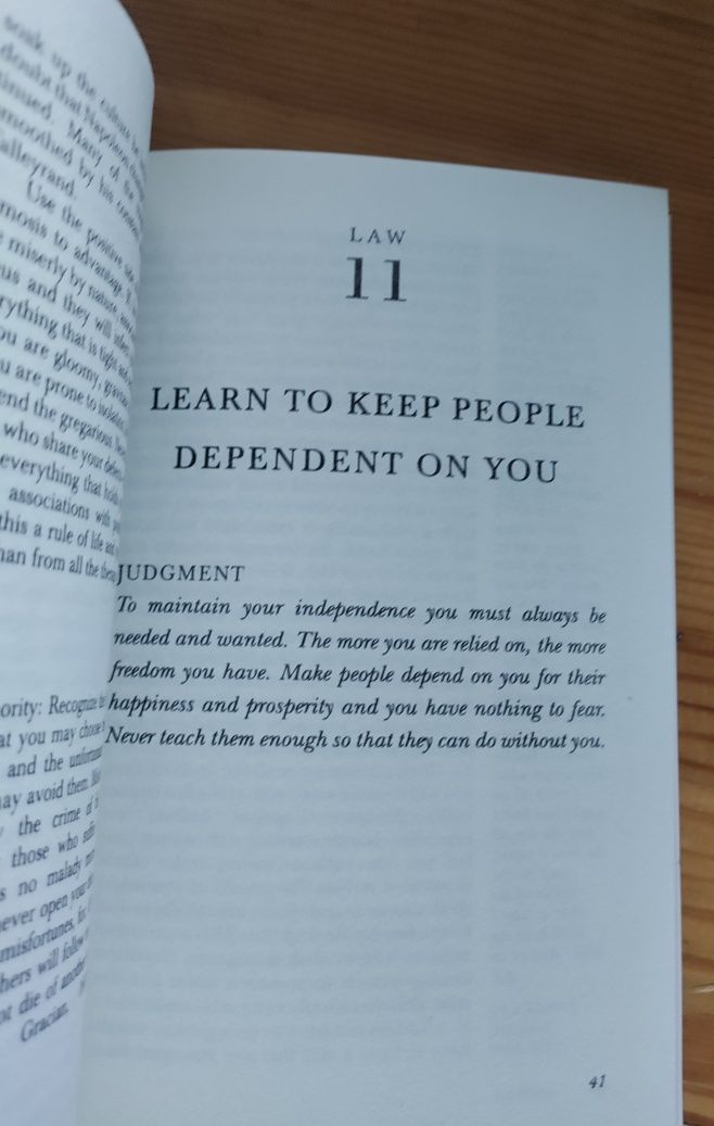Книга на английски The concise 48 Laws of Power by Robert Greene