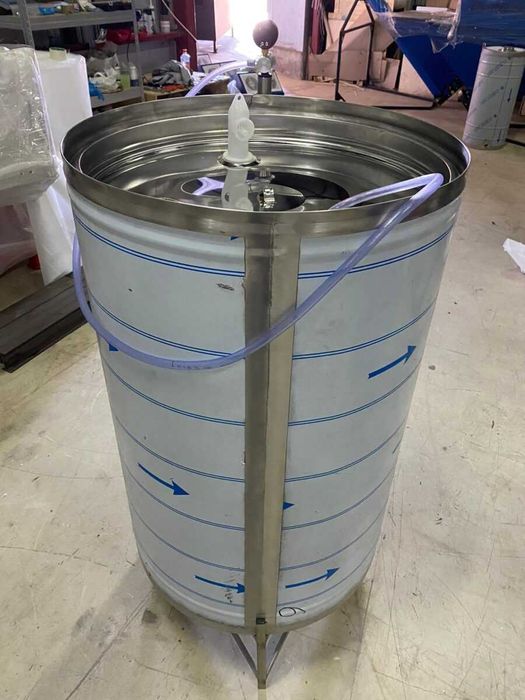 Butoi (cisternă) INOX cu capac flotant 250 L cu camera din silicon