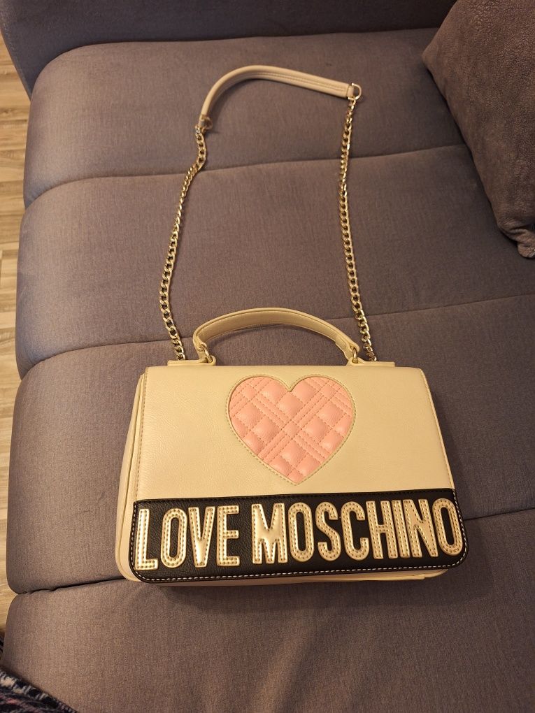 Vând geanta love moschino