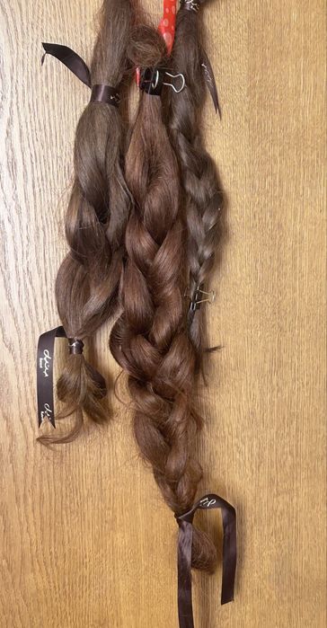 Волосы срезанные каштановые, длиной 35-45 см