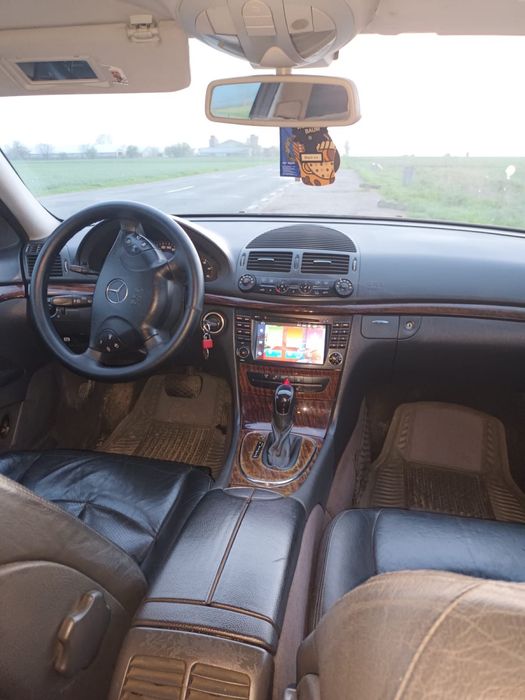 Vând Mercedes E270