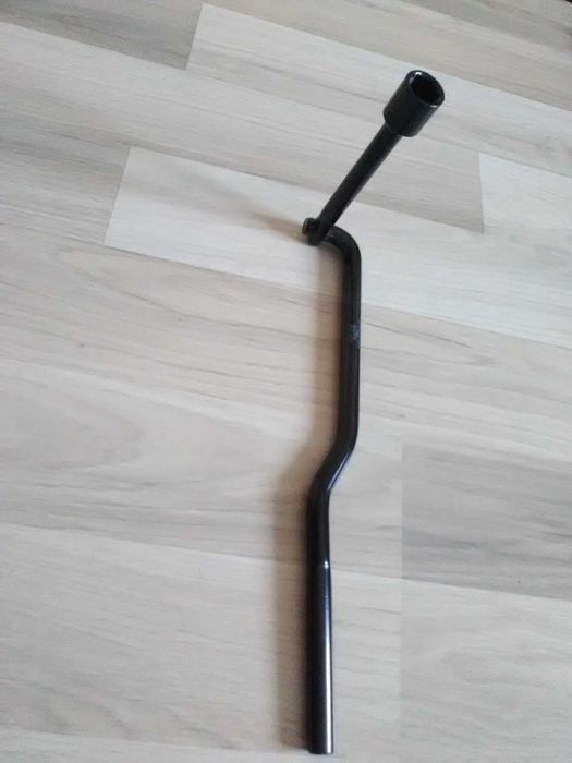 Ключ за гуми 17 (автомобилни джанти)