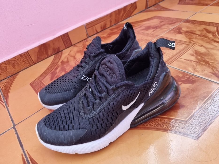 Vând adidași Nike 270 în stare bună.