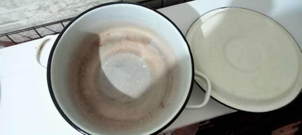 Продам эмалированную кастрюлю