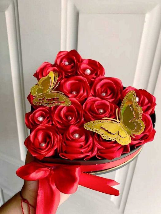 Tradafiri satin lucati petala cu petala