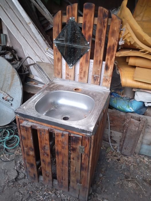 Пордается умывальник,ручная работа,вхорошем состоянии,без кран