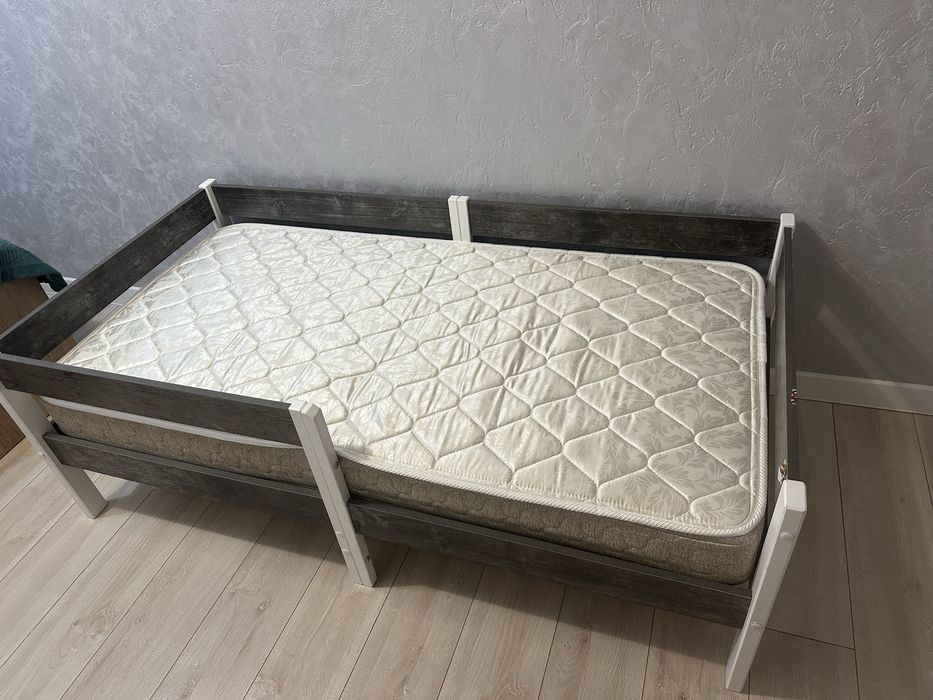 Продам детскую кровать с матрасом