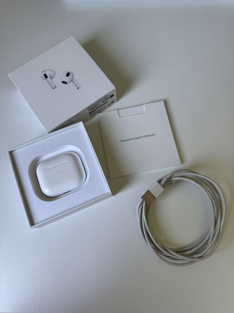 Apple AirPods 3 с lightning кабел