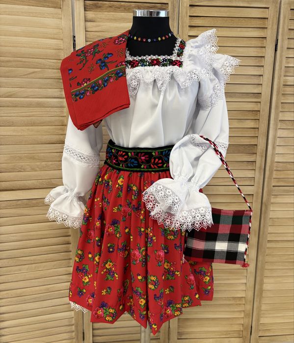 Costum traditional/popular pentru femei de Maramures autentic, complet