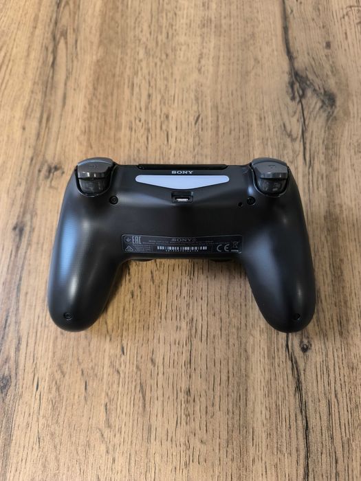 Оригинални контролери DUALSHOCK 4 V2 за PS4