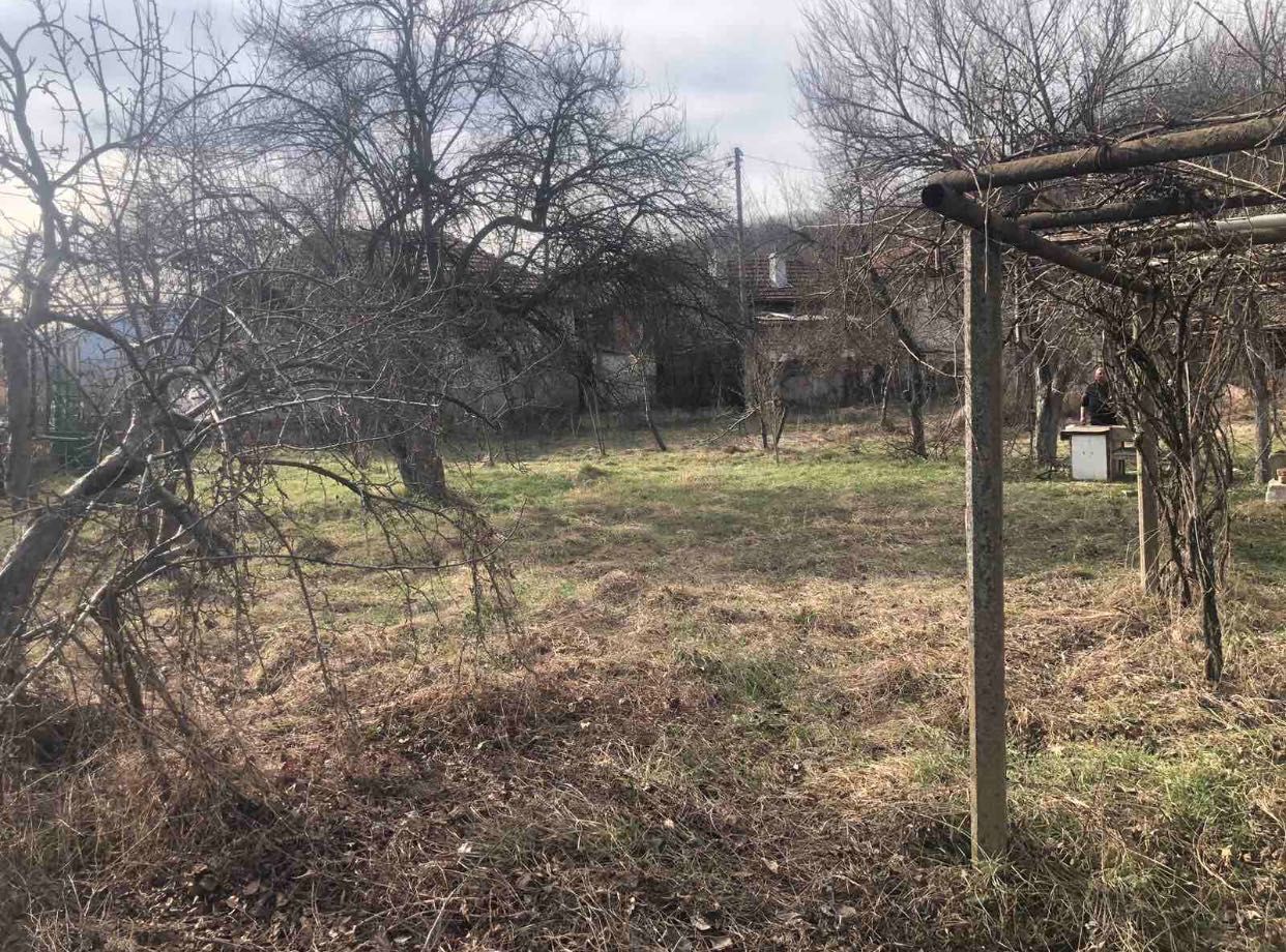 Къщата е на главна улица в близост до правец и етрополе